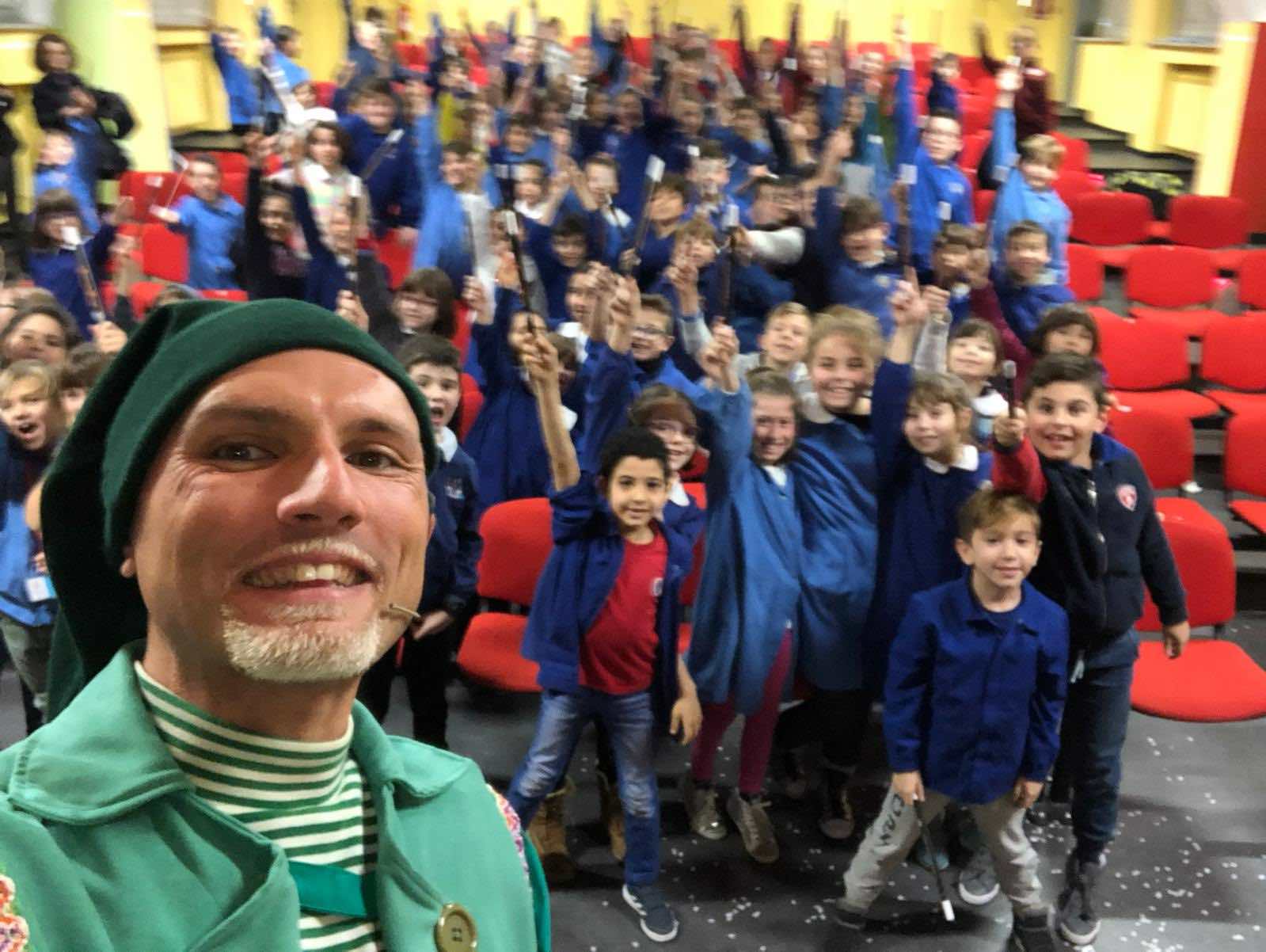 spettacolo di magia con bambini delle scuole