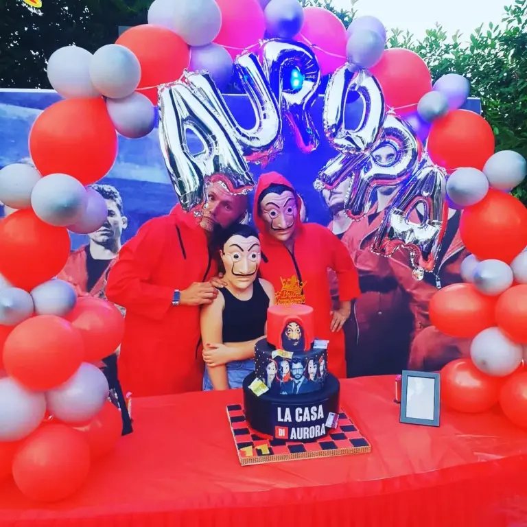 Bambini coinvolti in uno spettacolo di magia a tema