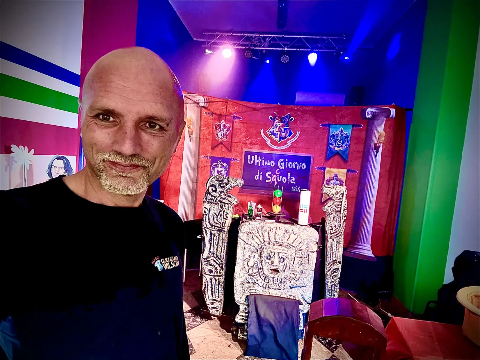 Spettacoli di Magia per Scuole: Mago Wilson durante uno spettacolo teatrale per la festa di fine anno scolastico con bambini coinvolti