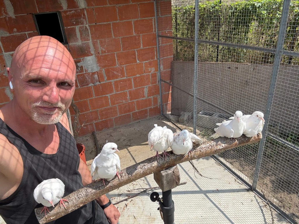 Guglielmo Wilson con le colombe dello spettacolo
