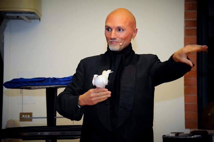 Guglielmo Wilson in smoking con una colomba bianca sulla mano