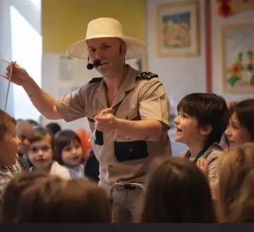 Guglielmo Wilson esploratore con bambini durante uno spettacolo