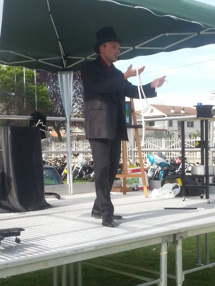 Guglielmo Wilson esegue il numero delle corde sul palco