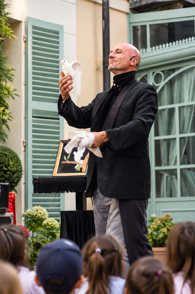 L'apprendista dell'impossibile – mago con colombe durante lo spettacolo all'aperto
