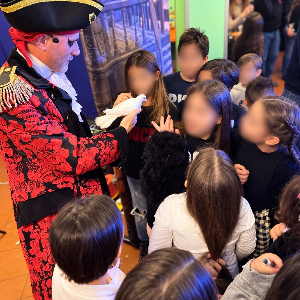 Barbabruciata e la Maledizione – pirata Barbabruciata con colomba bianca tra i bambini