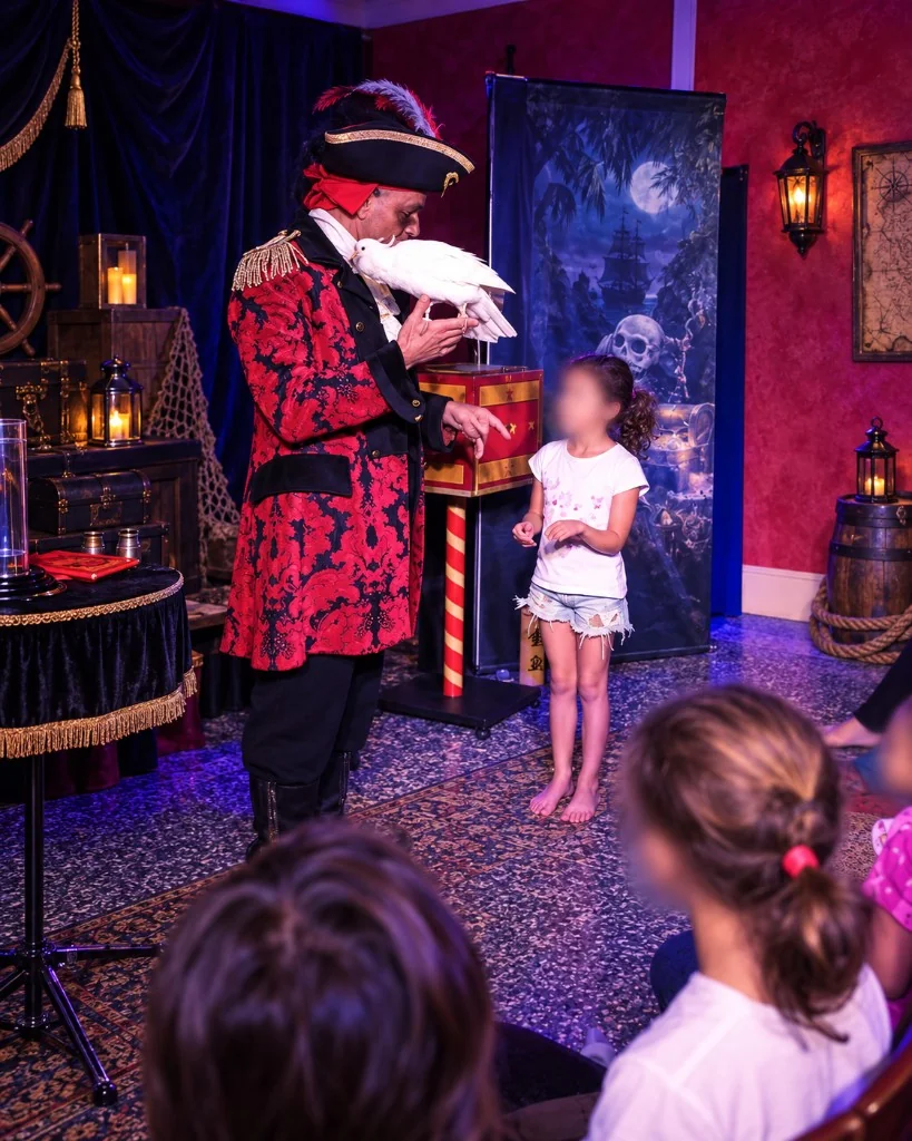 Barbabruciata e la Maledizione – pirata Barbabruciata con colomba e bambina sul palco