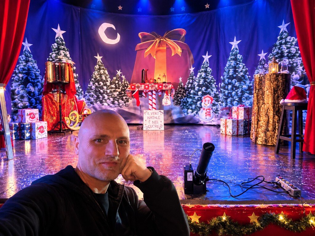 Scena di E Così Abbiamo Salvato il Natale – allestimento teatrale natalizio