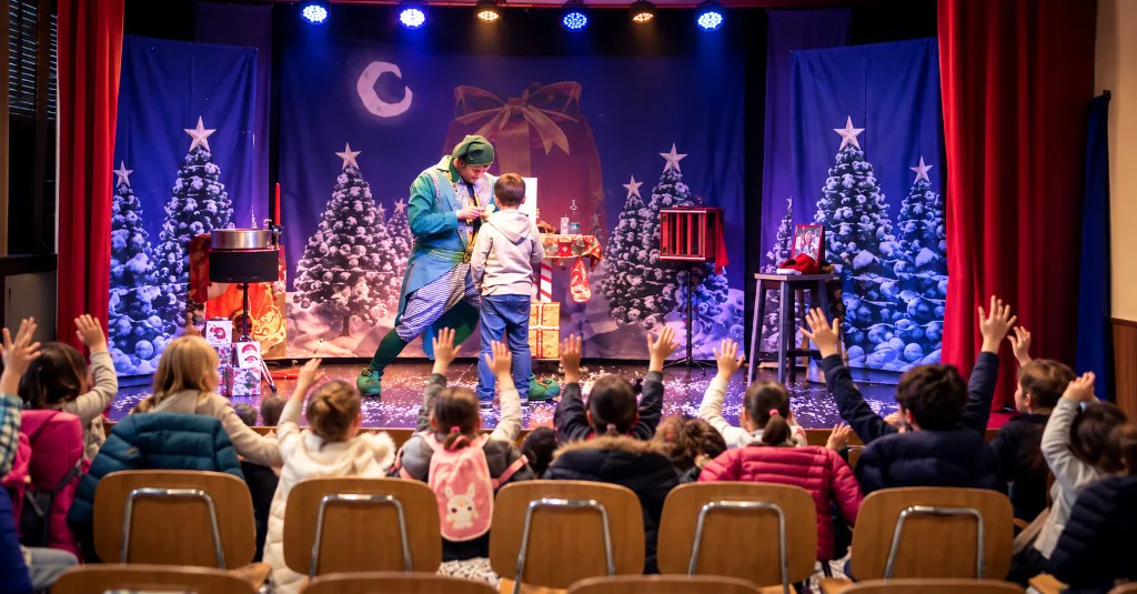 E Così Abbiamo Salvato il Natale – scena con pubblico e bambino sul palco