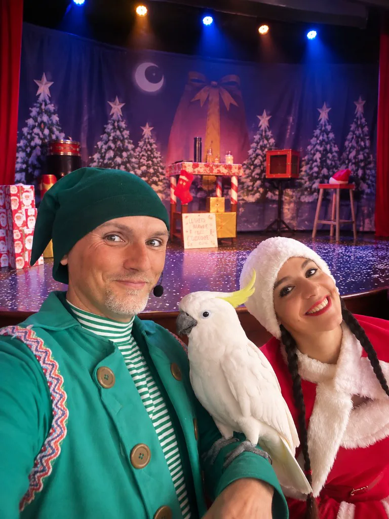 E Così Abbiamo Salvato il Natale – Elfo Wilson, Mamma Natale e cacatua sul palco