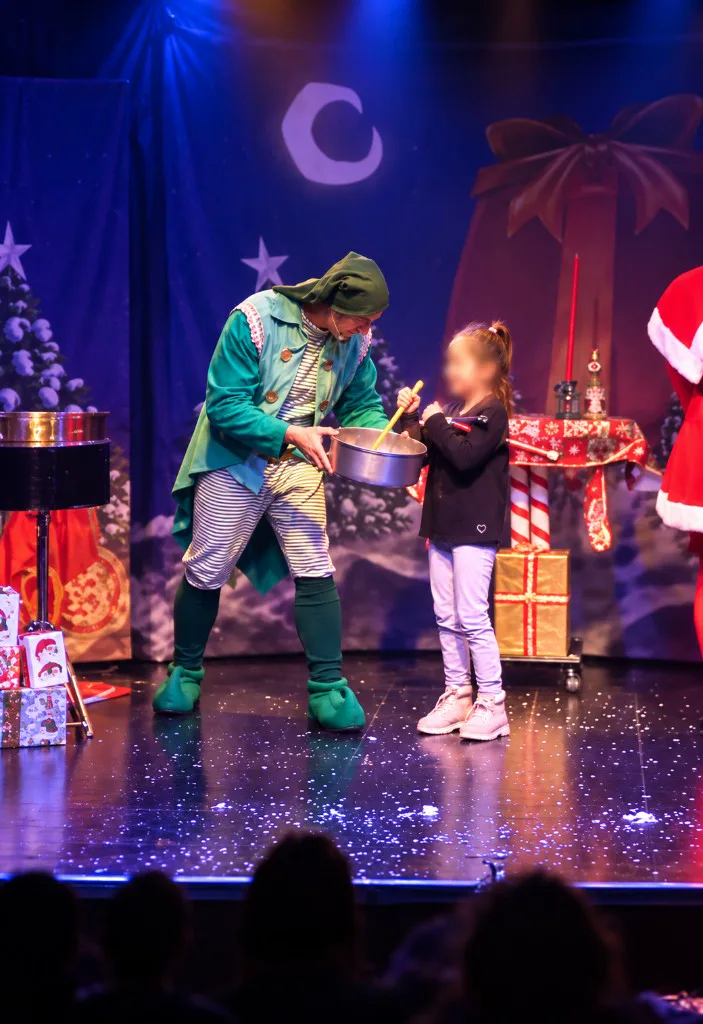 E Così Abbiamo Salvato il Natale – interazione con una bambina sul palco