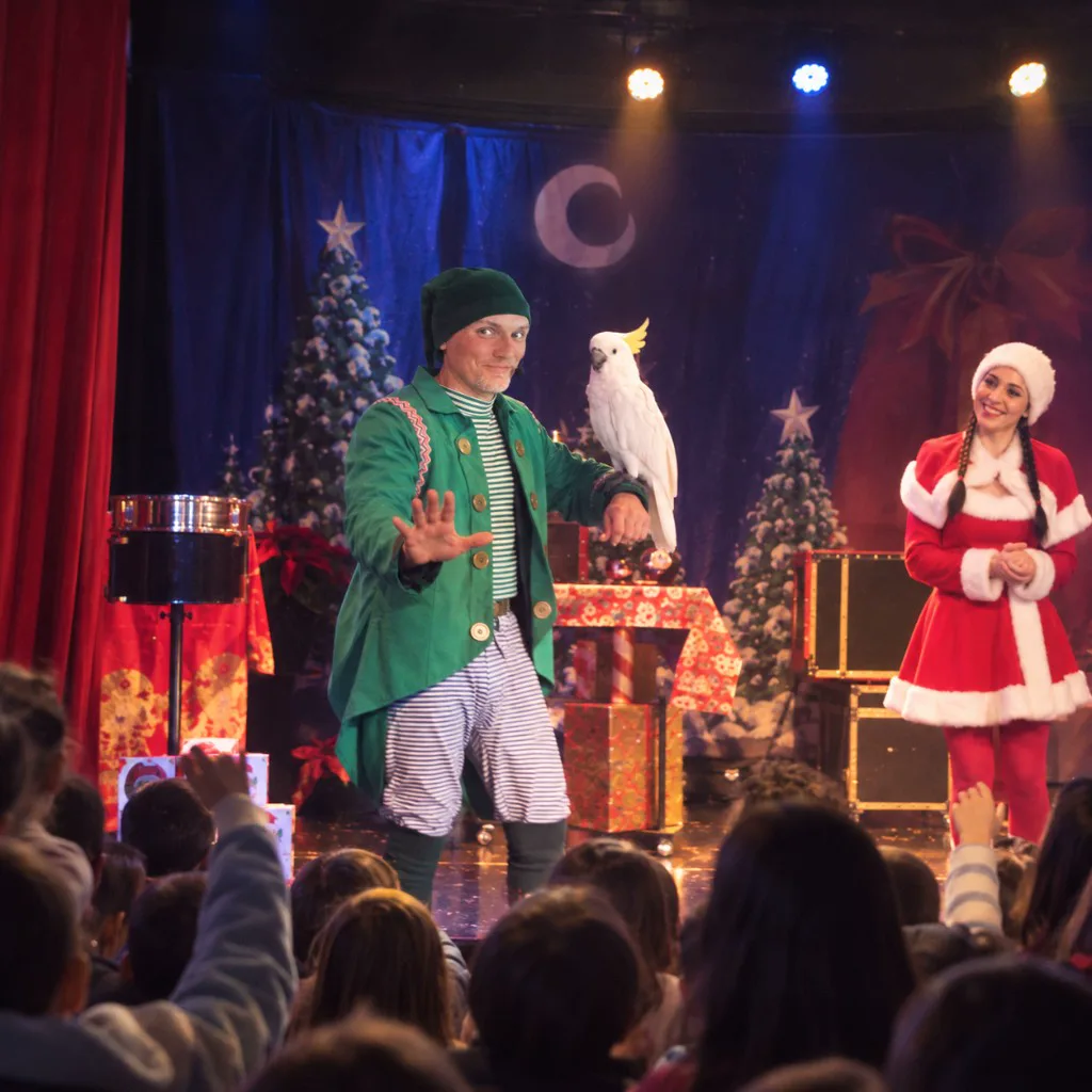 E Così Abbiamo Salvato il Natale – Elfo Wilson con cacatua e Mamma Natale sul palco