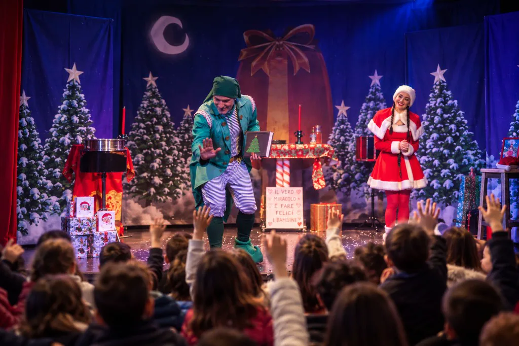 E Così Abbiamo Salvato il Natale – spettacolo di magia sul palco con pubblico