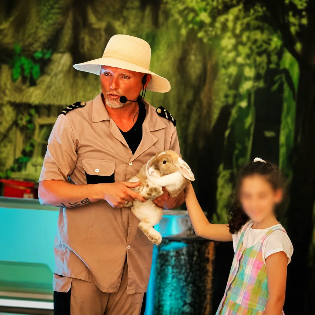 Grosso Guaio per l'Esploratore Wilson – Esploratore Wilson con coniglio e bambina