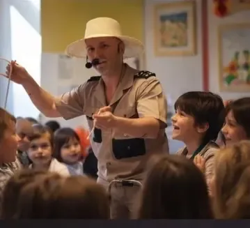 Grosso Guaio per l'Esploratore Wilson – Esploratore Wilson con i bambini