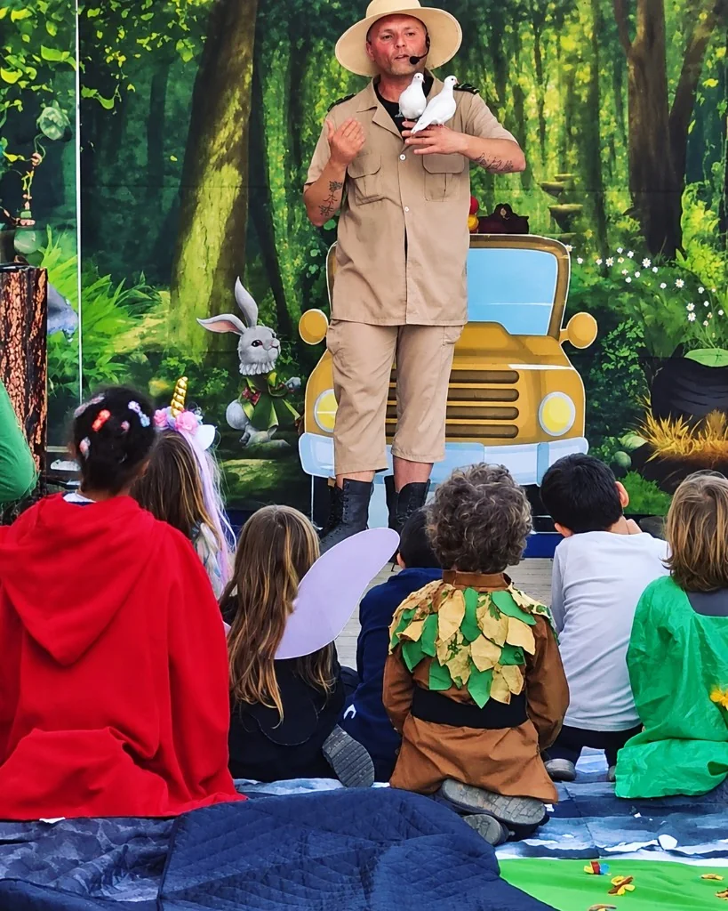 Grosso Guaio per l'Esploratore Wilson – Esploratore Wilson con colombe e bambini in pubblico