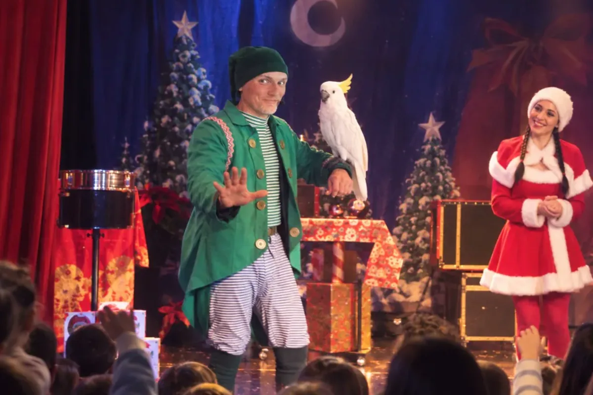 Pubblico di bambini partecipa allo spettacolo di magia di Guglielmo Wilson