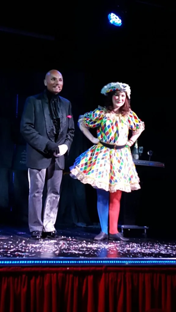 Guglielmo Wilson tra teatro e illusionismo durante uno spettacolo