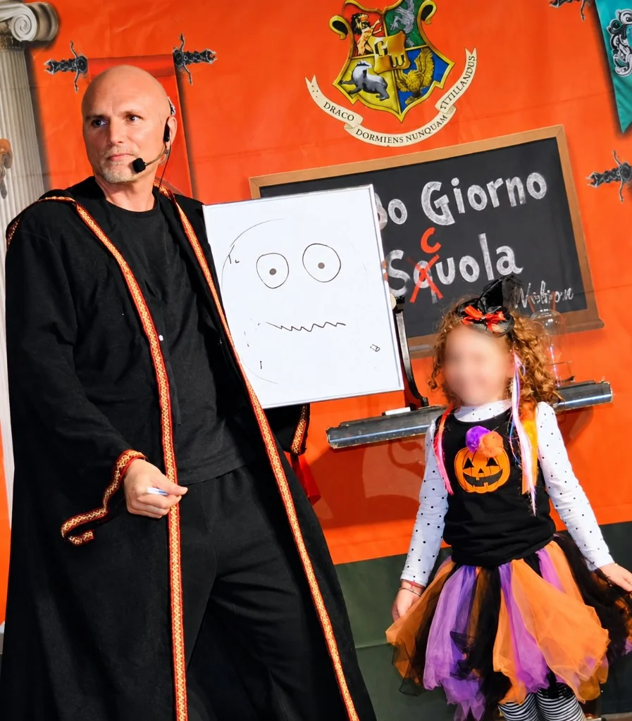 Il Più Grande Mago del Mondo – mago e bambina sul palco con disegno magico