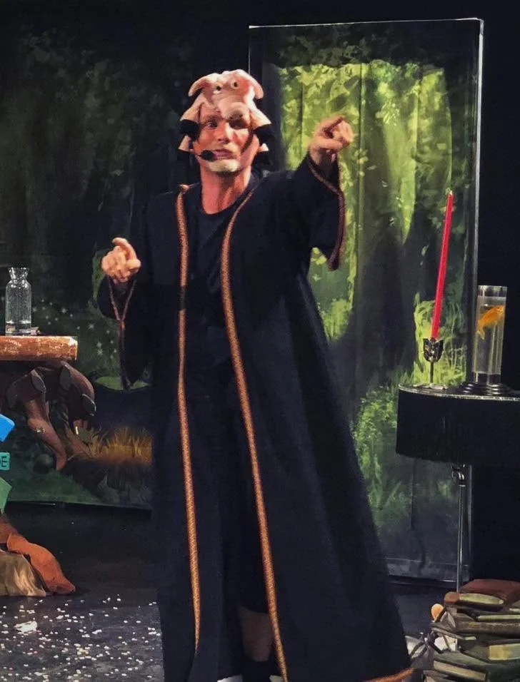 Il Più Grande Mago del Mondo – mago in costume sul palco durante lo spettacolo