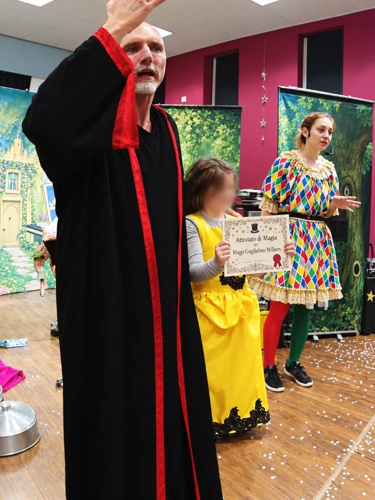 Il Più Grande Mago del Mondo – bambina con attestato di magia durante lo spettacolo