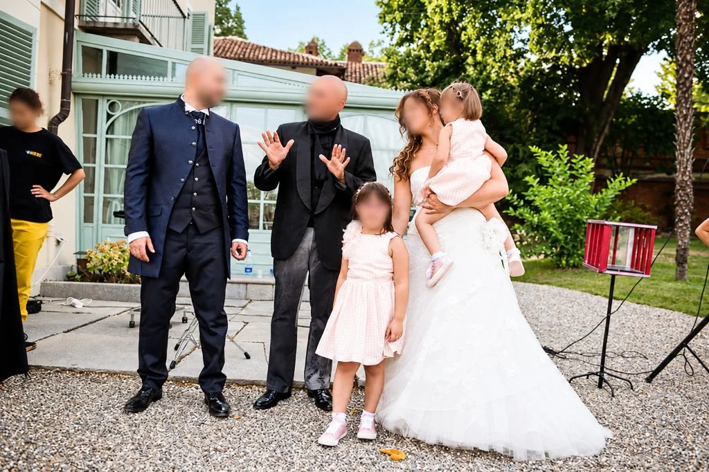 Mago Guglielmo Wilson con famiglia e bambini durante lo spettacolo di magia per la comunione